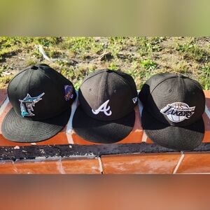 NEW ERA Set of 3 BLACK And WHITE FITTED HATS  Size 7 1/4